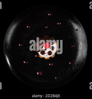 Torta di lamponi deliziosa e delicata. Cucina russa. Dessert nel ristorante. Cibo. Isolato su sfondo nero. Foto Stock
