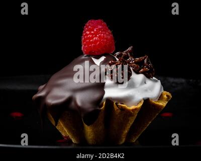 Torta di lamponi deliziosa e delicata. Cucina russa. Dessert nel ristorante. Cibo. Isolato su sfondo nero. Foto Stock