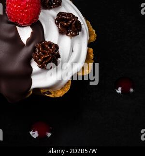 Torta di lamponi deliziosa e delicata. Cucina russa. Dessert nel ristorante. Cibo. Isolato su sfondo nero. Foto Stock
