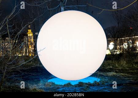 Scatola rotonda bianca vuota per esterni mockup, pubblicità o scatola luminosa con spazio per la copia del testo Foto Stock