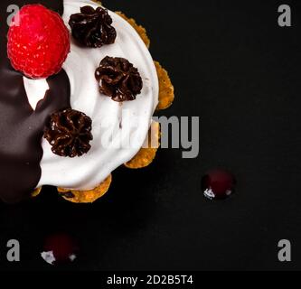 Torta di lamponi deliziosa e delicata. Cucina russa. Dessert nel ristorante. Cibo. Isolato su sfondo nero. Foto Stock