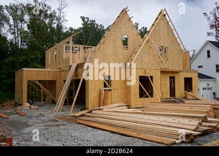 Vista sulla strada di una casa suburbana in costruzione Foto Stock