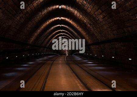 Tunnel del tram a Bratislava illuminato con luci Foto Stock