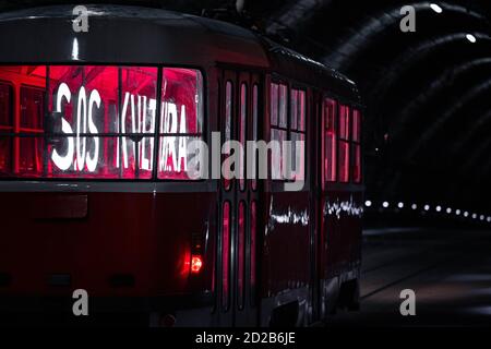 SOS KULTURA segno all'interno di un tram a Bratislava, WeMakeEvents Foto Stock