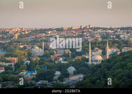 Vista di Istanbul al tramonto dall'alto con edifici alberati moschee e minareti Foto Stock