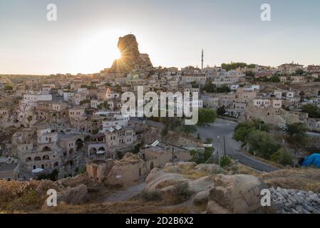 Vista del villaggio di Ortahisar in Cappadocia al tramonto con il sole e luce artificiale all'ora blu Foto Stock