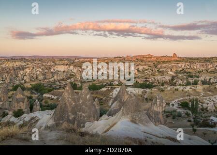 Vista panoramica del paesaggio della Cappadocia a Goreme con camini di fata e formazioni rocciose Foto Stock