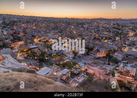 Panorama di Goreme all'ora blu con camini delle fate, luci artificiali e formazioni rocciose Foto Stock