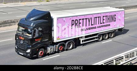 Autocarro trasportatore camion & piccola cosa Pretty commercio al dettaglio di moda catena di fornitura rimorchio e pubblicità rosa per la bella autostrada regno unito Foto Stock