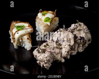 Chakhokhbili pollo con riso, cucina georgiana. Isolato su sfondo nero. Foto Stock