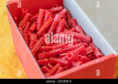 tasselli rossi in una scatola di cartone rossa primo piano Foto Stock