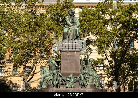 Das Beethoven-Denkmal am Beethovenplatz, Wien, Österreich, Europa | Ludwig van Beethoven Monument on on Beethoven Square, Vienna, Austria, Europe Foto Stock