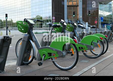 Parigi, Francia. Ottobre 04. 2020. Stazione di noleggio Vélib. ROW bicicletta elettrica assistita, alternativa ecologica contro l'inquinamento. Trasporto urbano. Foto Stock