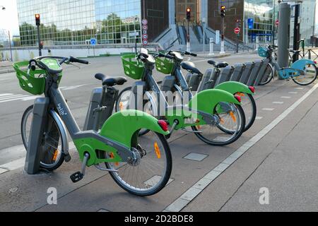 Parigi, Francia. Ottobre 04. 2020. Stazione di noleggio Vélib. ROW bicicletta elettrica assistita, alternativa ecologica contro l'inquinamento. Trasporto urbano. Foto Stock