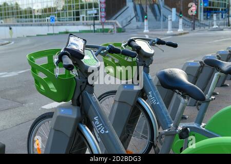 Parigi, Francia. Ottobre 04. 2020. Stazione di noleggio Vélib. ROW bicicletta elettrica assistita, alternativa ecologica contro l'inquinamento. Trasporto urbano. Foto Stock