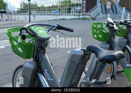 Parigi, Francia. Ottobre 04. 2020. Stazione di noleggio Vélib. ROW bicicletta elettrica assistita, alternativa ecologica contro l'inquinamento. Trasporto urbano. Foto Stock