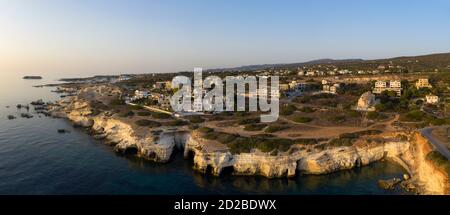 Vista panoramica aerea della costa a Sea Caves, Peyia, Cipro Foto Stock