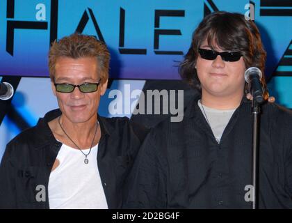 06 ottobre 2020 - Eddie Van Halen, chitarrista leggendario della Hall of Fame e co-fondatore di Van Halen -- è morto dopo una lunga battaglia con il cancro alla gola all'età di 65 anni. File Foto: 13 Agosto 2007 - Beverly Hills, California - Eddie Van Halen e il figlio Wolfgang Van Halen. Van Halen e David Lee Roth annunciano il tour in Nord America al Four Seasons Hotel. (Immagine di credito: © Byron Purvis/AdMedia tramite ZUMA Wire) Foto Stock