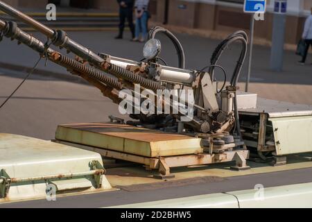 Primo piano dei fili del filobus sul tetto, immagine vista laterale Foto Stock