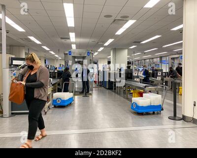 Orlando, FL/USA-10/2/20: Persone che attraversano la sicurezza MCO TSA dell'aeroporto internazionale di Orlando in una giornata intensa. Foto Stock