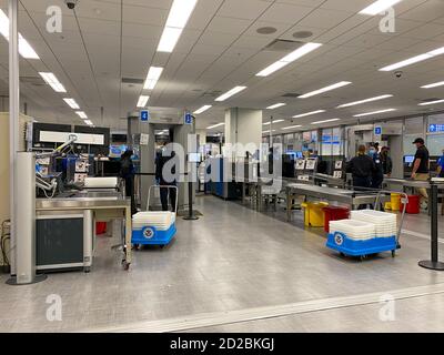 Orlando, FL/USA-10/2/20: Persone che attraversano la sicurezza MCO TSA dell'aeroporto internazionale di Orlando in una giornata intensa. Foto Stock
