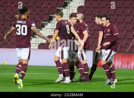 Betfred Cup - cuore di Midlothian contro Inverness Caledonian Thistle. Tynecastle Park, Edimburgo, Midlothian, Regno Unito. 06 ottobre 2020. I cuori ospitano Inverness Caledonian Thistle nella Betfred Cup al Tynecastle Park, Edimburgo. PIC mostra: Il centrocampista di Hearts, Jamie Walker, è mollato dai compagni di squadra dopo aver segnato dal punto di penalità per mettere il lato di casa 1 davanti. Credit: Ian Jacobs/Alamy Live News Foto Stock