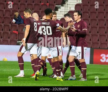 Betfred Cup - cuore di Midlothian contro Inverness Caledonian Thistle. Tynecastle Park, Edimburgo, Midlothian, Regno Unito. 06 ottobre 2020. I cuori ospitano Inverness Caledonian Thistle nella Betfred Cup al Tynecastle Park, Edimburgo. PIC mostra: Il centrocampista di Hearts, Jamie Walker, è mollato dai compagni di squadra dopo aver segnato dal punto di penalità per mettere il lato di casa 1 davanti. Credit: Ian Jacobs/Alamy Live News Foto Stock