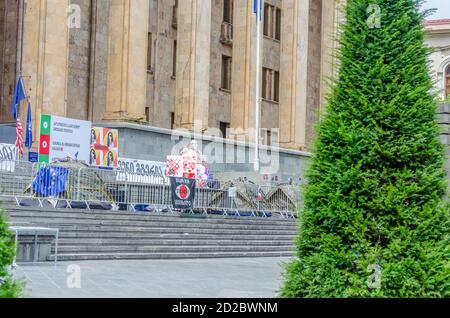 Tbilisi, Georgia - 28 giugno 2019. Proteste pacifiche nei pressi del palazzo del parlamento a Tbilisi in una giornata di sole. Foto Stock