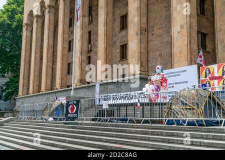 Tbilisi, Georgia - 28 giugno 2019. Proteste pacifiche nei pressi del palazzo del parlamento a Tbilisi in una giornata di sole. Foto Stock