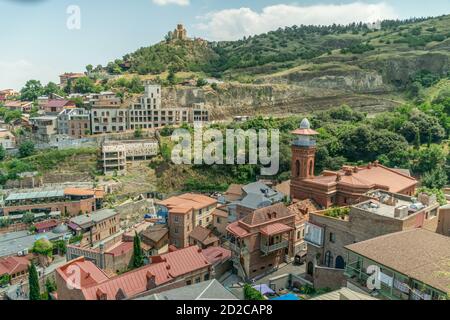 Vista della vecchia Tbilisi da un'altezza su un soleggiato giorno Foto Stock