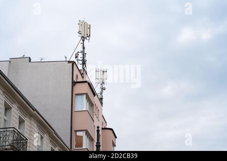Antenne 5G di rete cellulare intelligente in un edificio residenziale. Ampio spazio per la copia. Foto Stock