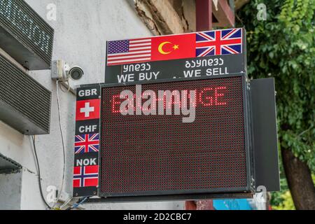 Tbilisi, Georgia - Giugno 28 2019: Cartello di cambio valuta situato nella zona turistica della città. Foto Stock