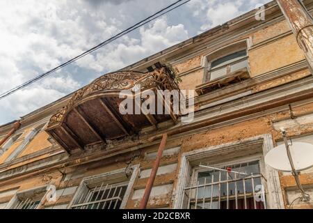 vecchio balcone su una vecchia casa contro il cielo, foto dal basso verso l'alto Foto Stock