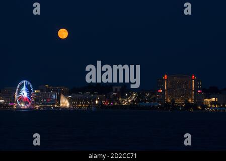 Super-moonrise al porto nazionale nel Maryland attraverso il fiume Potomac da Washington DC. Foto di Liz Roll Foto Stock