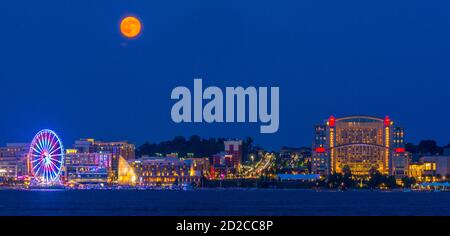 Super-moonrise al porto nazionale nel Maryland attraverso il fiume Potomac da Washington DC. Foto di Liz Roll Foto Stock