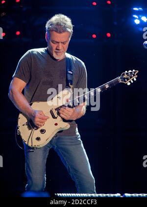 9 settembre 2015 - Raleigh, North Carolina; USA - il chitarrista EDDIE VAN HALEN della band VAN HALEN si esibisce dal vivo mentre il loro tour del 2015 fa una sosta al Coastal Credit Union Music Park a Walnut Creek situato a Raleigh Copyright 2020 Jason Moore. (Immagine di credito: © Jason Moore/ZUMA Wire) Foto Stock