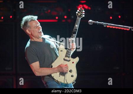 9 settembre 2015 - Raleigh, North Carolina; USA - il chitarrista EDDIE VAN HALEN della band VAN HALEN si esibisce dal vivo mentre il loro tour del 2015 fa una sosta al Coastal Credit Union Music Park a Walnut Creek situato a Raleigh Copyright 2020 Jason Moore. (Immagine di credito: © Jason Moore/ZUMA Wire) Foto Stock