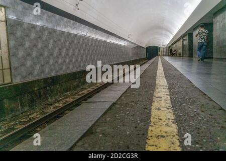 Tbilisi, Georgia - 29 giugno 2019: La gente aspetta il treno sulla piattaforma della metropolitana di Tbilisi. Foto Stock