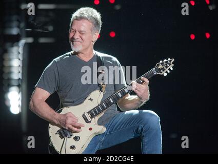 9 settembre 2015 - Raleigh, North Carolina; USA - il chitarrista EDDIE VAN HALEN della band VAN HALEN si esibisce dal vivo mentre il loro tour del 2015 fa una sosta al Coastal Credit Union Music Park a Walnut Creek situato a Raleigh Copyright 2020 Jason Moore. (Immagine di credito: © Jason Moore/ZUMA Wire) Foto Stock