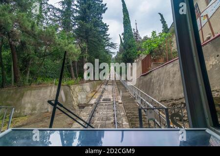 La funicolare Mtatsminda di Tbilisi è una vista dall'interno. La strada per la funicolare per il Monte Mtatsminda o il Pantheon Foto Stock