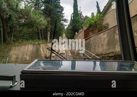 La funicolare Mtatsminda di Tbilisi è una vista dall'interno. La strada per la funicolare per il Monte Mtatsminda o il Pantheon Foto Stock
