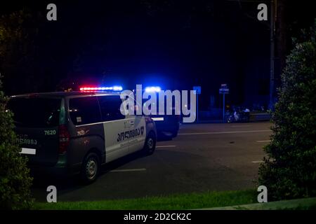 Tbilisi, Georgia - Giugno 29 2019: Auto di polizia con segnalatori luminosi inclusi blocca la strada di notte a Tbilisi Foto Stock