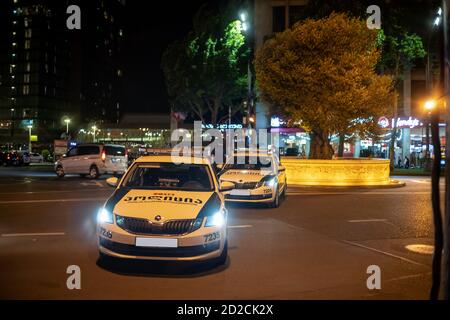 Tbilisi, Georgia - 29 giugno 2019: Auto di polizia con fari spenti bloccare la strada di notte a Tbilisi Foto Stock