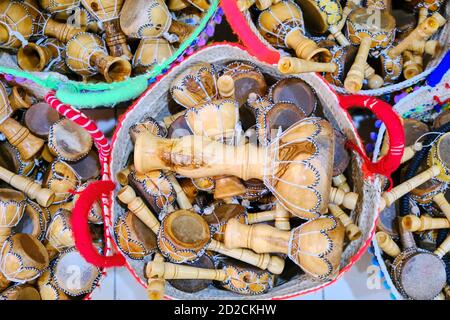 Percussioni Strumenti musicali arabi nel Bazaar Medina. Tamburi djembe e Bongo in vendita con ornamento arabo Foto Stock