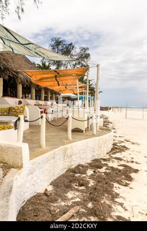 Il Sands al ristorante fronte spiaggia Nomad, che mostra l'area da pranzo e la spiaggia, Diani, Kenya Foto Stock