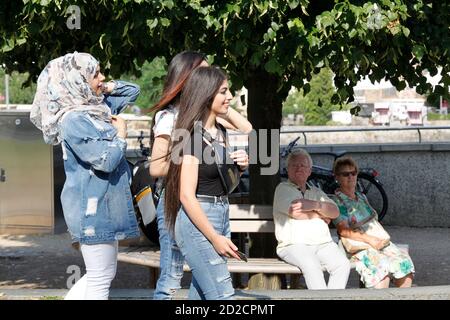 junge mädchen , muslima, an der altstadtbrücke in görlitz, neisse, grenze zu polen Foto Stock