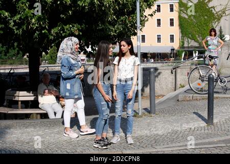 junge mädchen , muslima, an der altstadtbrücke in görlitz, neisse, grenze zu polen Foto Stock