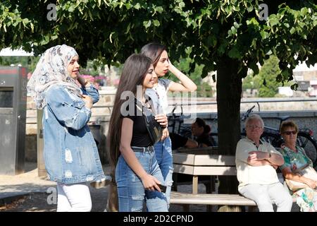 junge mädchen , muslima, an der altstadtbrücke in görlitz, neisse, grenze zu polen Foto Stock