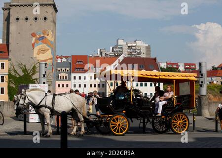 Eine Pferdekutsche Pferdefuhrwerk mit Planenwagen , mit Touristen, an der Altstadtbrücke in Görlitz Altstadt, grenze , Neisse, zu Polen Foto Stock