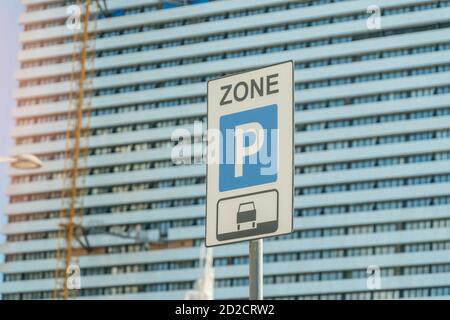 Parcheggio vicino sullo sfondo di un edificio a più piani in una giornata di sole Foto Stock